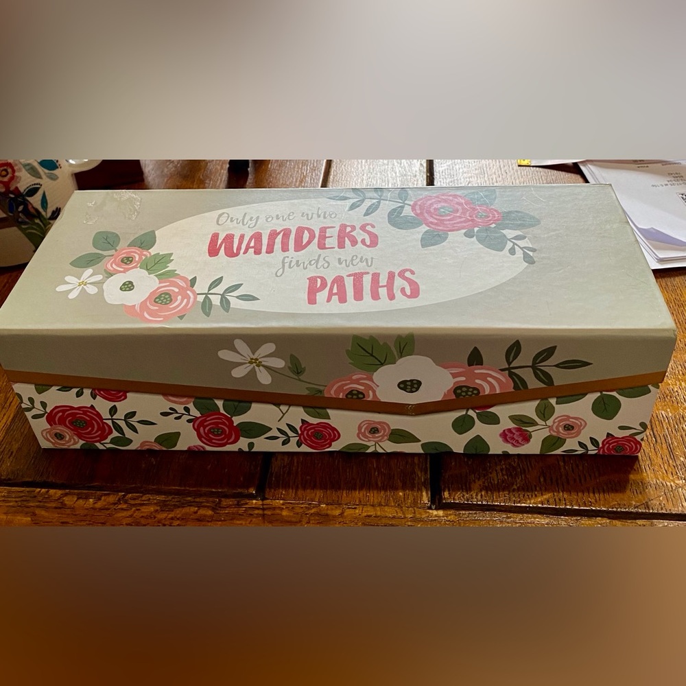 Floral storage box of light and dark pink flowers. Magnetic closure. EC. NWOT